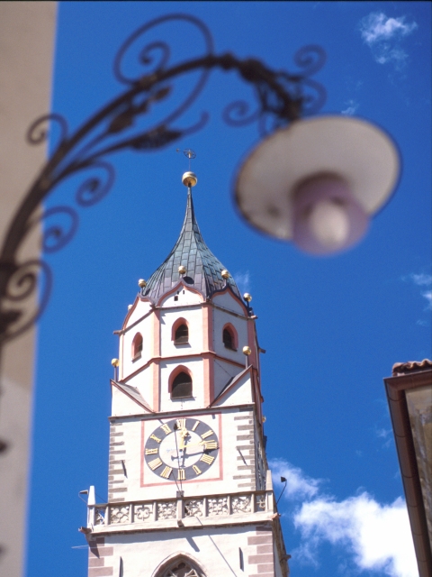 Meran_Kirche&Straßenlampe 480x640